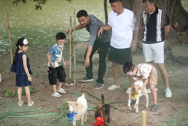 Bố ơi m&#236;nh đi đ&#226;u thế? 2025 - tập 8: Cười “vỡ bụng” cảnh Duy Hưng, Trung Ruồi, Neko L&#234; h&#224;o hứng bịt mắt bắt d&#234; nhưng lại vồ phải nhau - Ảnh 3