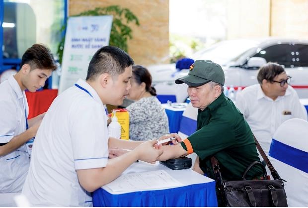 C&aacute;c b&aacute;c sĩ thăm kh&aacute;m cho c&aacute;c thương binh, bệnh binh, gia đ&igrave;nh người c&oacute; c&ocirc;ng &nbsp;