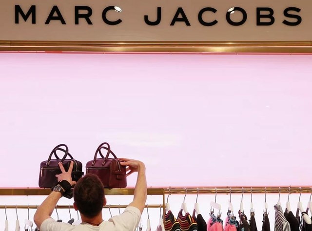 LVMH muốn b&#225;n thương hiệu thời trang xa xỉ Marc Jacobs với gi&#225; thương vụ khoảng 1 tỷ USD - Ảnh 1