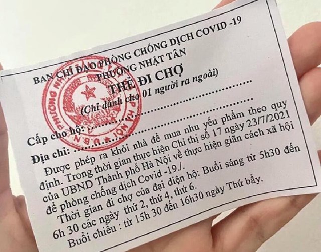 Phường Nhật T&acirc;n l&agrave; một trong những nơi đầu ti&ecirc;n ph&aacute;t h&agrave;nh thẻ đi chợ ng&agrave;y chẵn lẻ.