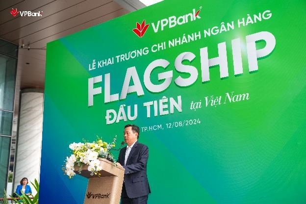 Ph&aacute;t biểu tại lễ khai trương, &ocirc;ng Trần Đ&igrave;nh Cường, PGĐ NHNN CN TPHCM nhấn mạnh, chi nh&aacute;nh Flagship hy vọng sẽ trở th&agrave;nh điểm s&aacute;ng trong thị trường t&agrave;i ch&iacute;nh tại TP.HCM, đồng thời mang lại nhiều gi&aacute; trị, những trải nghiệm v&agrave; dịch vụ đẳng cấp, kh&aacute;c biệt cho kh&aacute;ch h&agrave;ng.