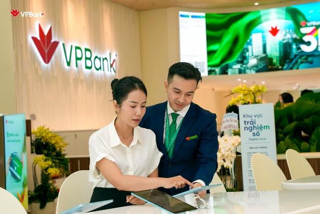 Kh&aacute;ch h&agrave;ng trải nghiệm giao dịch &ldquo;Paperless&rdquo; tại VPBank Flagship