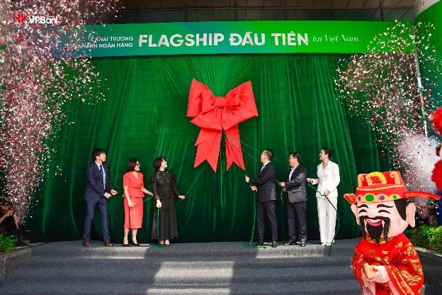 Ban l&atilde;nh đạo VPBank c&ugrave;ng k&eacute;o băng kh&aacute;nh th&agrave;nh chi nh&aacute;nh Flagship