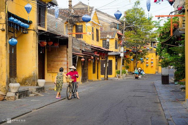 Khung cảnh tuyến phố Nguyễn Th&aacute;i Học. Đa số người d&acirc;n ở trong nh&agrave;, nếu ra đường bắt buộc đeo khẩu trang.