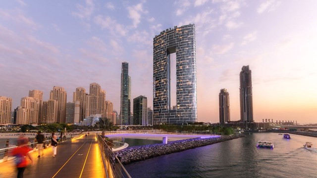 Address Beach Resort l&agrave; t&ograve;a th&aacute;p đ&ocirc;i được x&acirc;y dựng tại khu đất ph&iacute;a cuối đường đi bộ tr&ecirc;n b&atilde;i biển Jumeirah thuộc khu Dubai Marina.