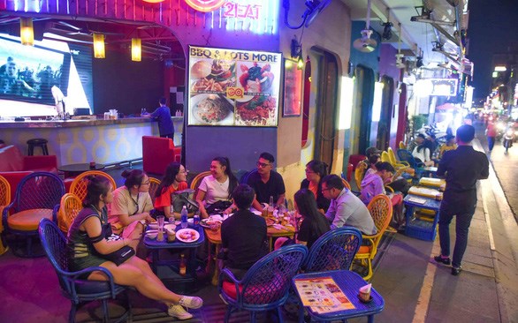 Bạn trẻ vui chơi ở một qu&aacute;n bar tại phố đi bộ B&ugrave;i Viện, quận 1, TP HCM tối 8/9 - Ảnh: Quang Định