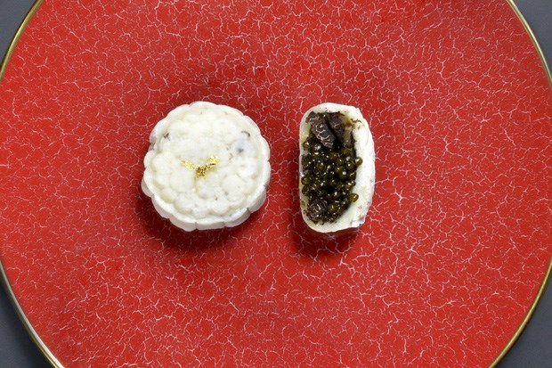 B&aacute;nh trung thu nh&acirc;n trứng c&aacute; tầm v&agrave; nấm truffle đắt đỏ.