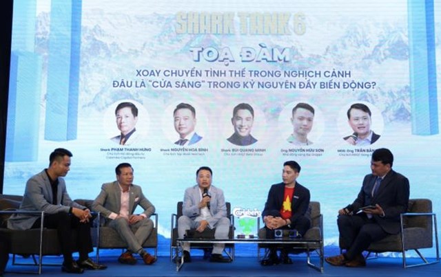 Shark Quang Minh - CEO Beta Group (thứ 2 từ phải sang) trong buổi tọa đ&agrave;m.