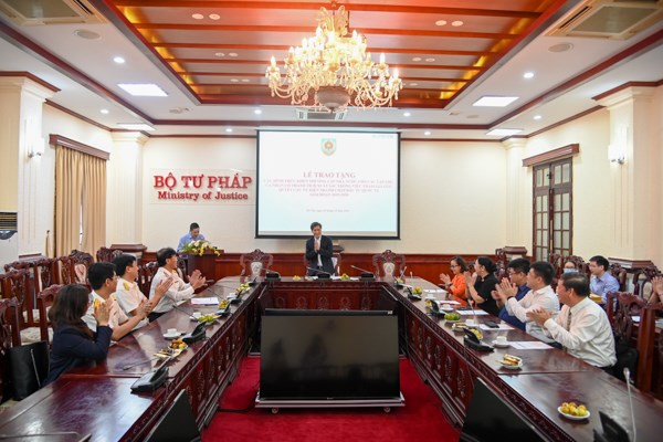 Khen thưởng c&#225;c tập thể, c&#225; nh&#226;n c&#243; th&#224;nh t&#237;ch trong giải quyết vụ kiện tranh chấp đầu tư quốc tế - Ảnh 1