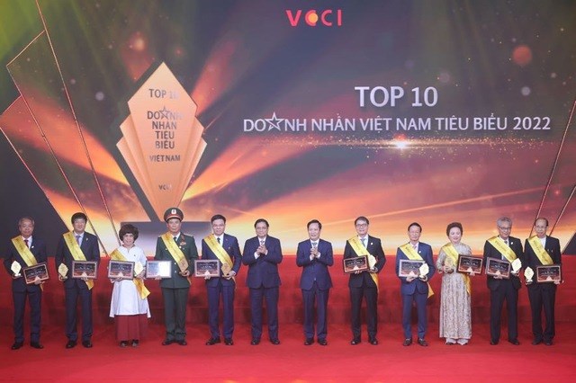 Thủ tướng Phạm Minh Ch&iacute;nh c&ugrave;ng Top 10 Doanh nh&acirc;n ti&ecirc;u biểu nhất Việt Nam năm 2022 - Ảnh: VGP/Nhật Bắc