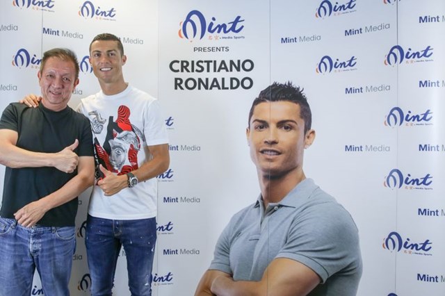 Cristiano Ronaldo chụp c&ugrave;ng với tỷ ph&uacute; với Peter Lim. Ảnh: Bloomberg.
