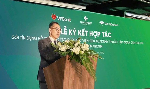 &Ocirc;ng Ph&ugrave;ng Duy Khương, Ph&oacute; Tổng Gi&aacute;m đốc thường trực VPBank chia sẻ sứ mệnh c&ugrave;ng Cen Academy tạo n&ecirc;n một bệ ph&oacute;ng vững chắc cho sự nghiệp của bạn trẻ Việt Nam.&nbsp; &nbsp;