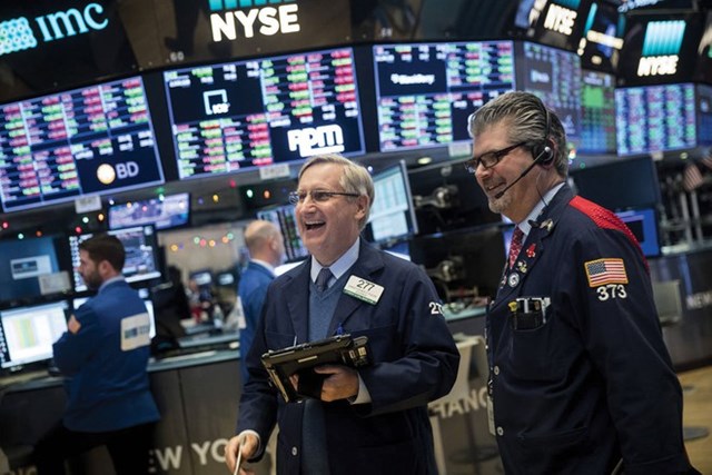 Chỉ số Dow Jones lần đầu ti&ecirc;n vượt mốc 30.000 điểm.