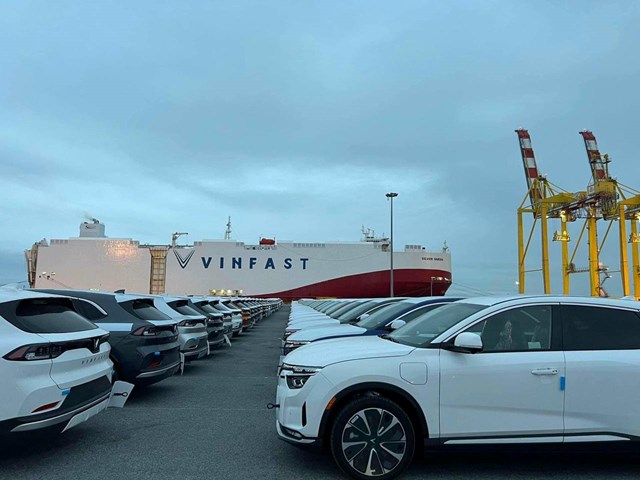 T&agrave;u vận tải c&oacute; gắn logo VinFast xuất hiện tại cảng Hải Ph&ograve;ng
