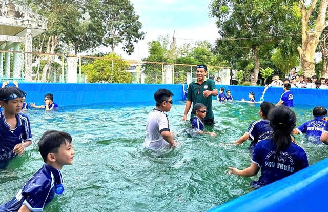 Thầy tr&ograve; Trường tiểu học Ph&uacute; Thuận tập bơi trong chiếc hồ mới do Quỹ Ph&aacute;t triển T&agrave;i năng Việt trao tặng.