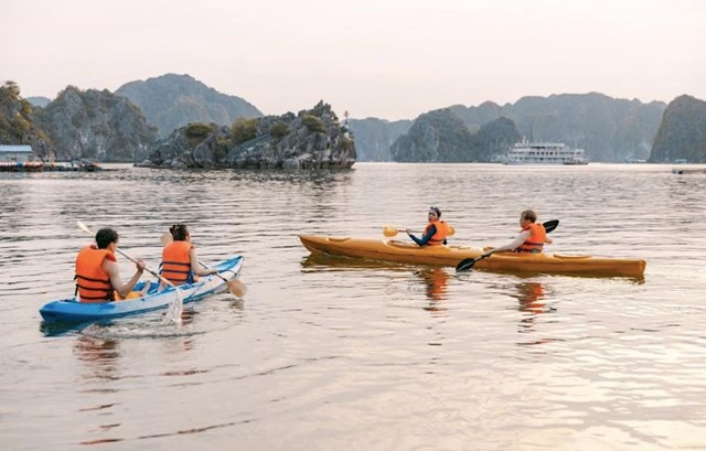 Kh&aacute;ch du lịch trải nghiệm ch&egrave;o kayak tr&ecirc;n đảo C&aacute;t B&agrave; &nbsp;