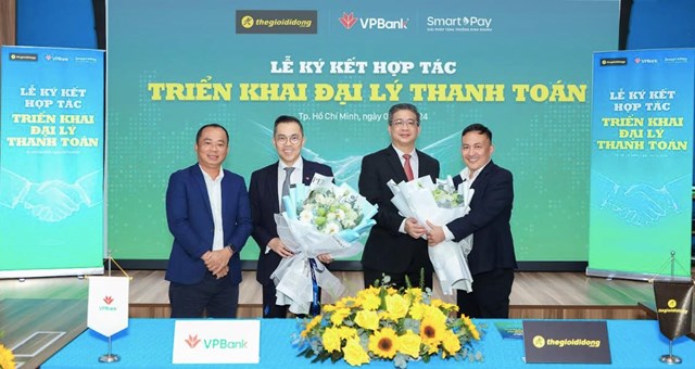 &Ocirc;ng Ph&ugrave;ng Duy Khương - Ph&oacute; Tổng Gi&aacute;m đốc thường trực phụ tr&aacute;ch ph&iacute;a Nam, Gi&aacute;m đốc khối KHCN VPBank (thứ 2 từ tr&aacute;i sang) tại Lễ k&yacute; kết &nbsp;