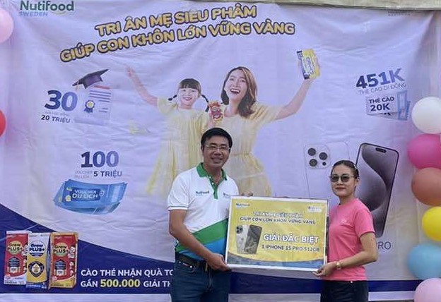 Chị Nguyễn Thị B&iacute;ch vui mừng nhận giải đặc biệt &ndash; iPhone 15 Pro