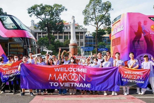 Maroon 5 đổ bộ Ph&#250; Quốc, fan h&#226;m mộ h&#225;o hức ch&#224;o đ&#243;n thần tượng với nhiều m&#224;n độc đ&#225;o - Ảnh 3