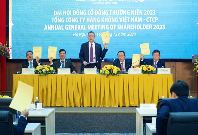 Ban chủ toạ điều h&agrave;nh Đại hội đồng cổ đ&ocirc;ng Vietnam Airlines năm 2023