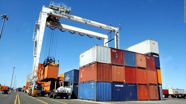 Chi ph&iacute; vận chuyển một container 20 feet từ Thượng Hải đến Singapore l&agrave; khoảng 802 USD, tăng 370% so với 170 USD hồi th&aacute;ng 10/2020.