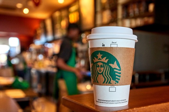 B&#237; mật đằng sau &quot;g&#227; khổng lồ&quot; Starbucks: hoạt động như một ng&#226;n h&#224;ng , c&#243; sẵn cả tỷ USD &quot;tiền gửi&quot; l&#227;i 0%, kh&#225;ch chỉ r&#250;t được bằng c&#224; ph&#234; - Ảnh 2