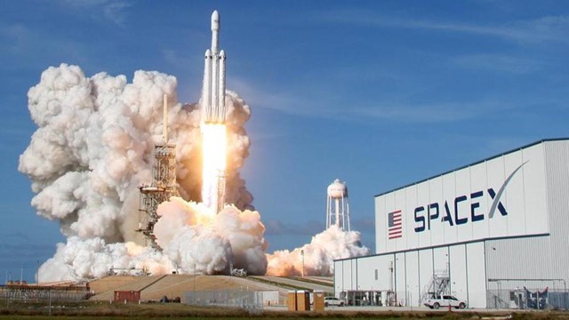 Space X - đứa con cưng của tỷ ph&uacute; gi&agrave;u nhất thế giới Elon Musk c&oacute; mức định gi&aacute; 100 tỷ USD.