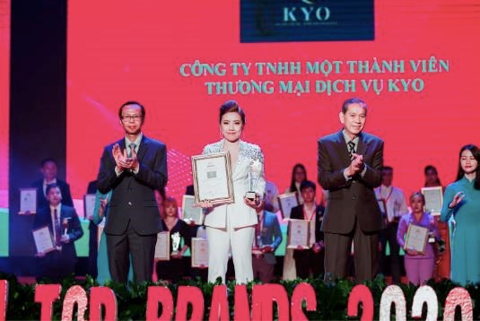 Tổng gi&aacute;m đốc L&ecirc; Thị Kim Anh đại diện nhận giải thưởng cho C&ocirc;ng ty TNHH thương mại dịch vụ Kyo