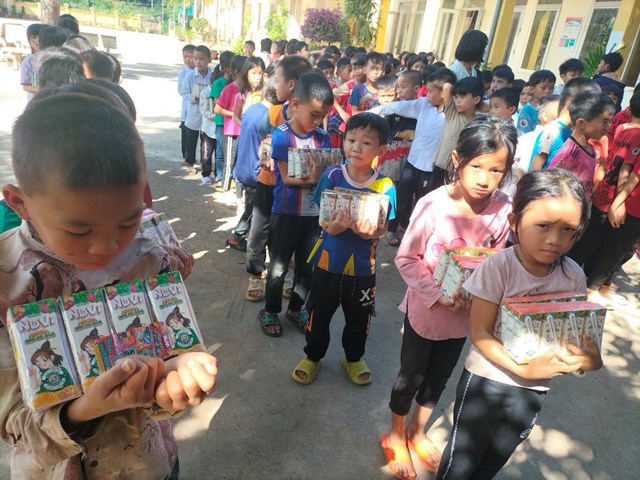 Trẻ em Lai Ch&acirc;u vui mừng nhận sữa từ Nutifood &nbsp;