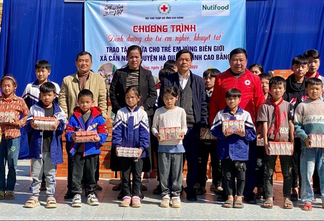 Hội Chữ thập đỏ tỉnh Cao Bằng trao sữa NuVi cho trẻ em c&oacute; ho&agrave;n cảnh kh&oacute; khăn tại địa phương &nbsp;