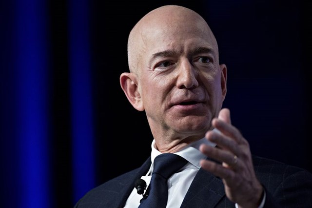 Jeff Bezos, 57 tuổi đ&atilde; l&atilde;nh đạo Amazon trong suốt 25 năm (Ảnh: Bloomberg)