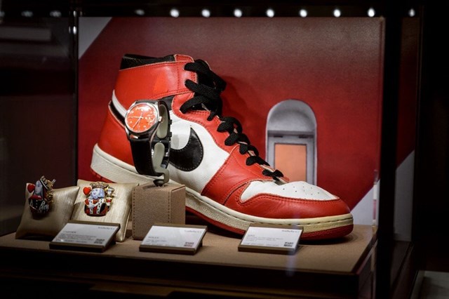 Đ&ocirc;i gi&agrave;y của huyền thoại b&oacute;ng rổ Michael Jordan's Air Jordans đi từ m&ugrave;a giải đầu ti&ecirc;n, được đấu gi&aacute; tại Sotheby&rsquo;s. Ảnh: SCMP