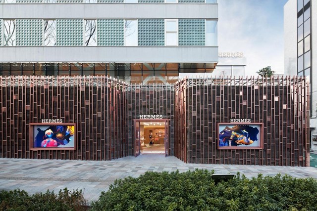 Cửa hàng Hermès trên phố Omotesando, Tokyo do studio RDAI của Paris thiết kế theo đặc trưng văn hóa Nhật Bản. Không gian bên ngoài lấy cảm hứng từ hình ảnh khu rừng trúc trong khi thiết kế bên trong sử dụng chi tiết kệ gỗ nổi, tường ốp gỗ và tác phẩm điêu khắc bằng tre bắt mắt. Đây là sản phẩm sáng tạo của nghệ sĩ nổi tiếng Nhật Bản Shoryu Honda. Ảnh: SCMP.