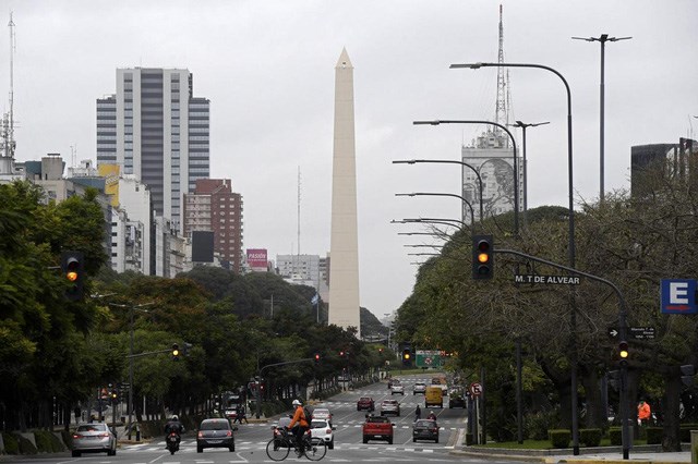 Đồng nội tệ peso mất gi&aacute; l&agrave; một trong những nh&acirc;n tố khiến gi&aacute; cả sinh hoạt ở Buenos Aires rất hợp l&yacute;. Ảnh: AFP