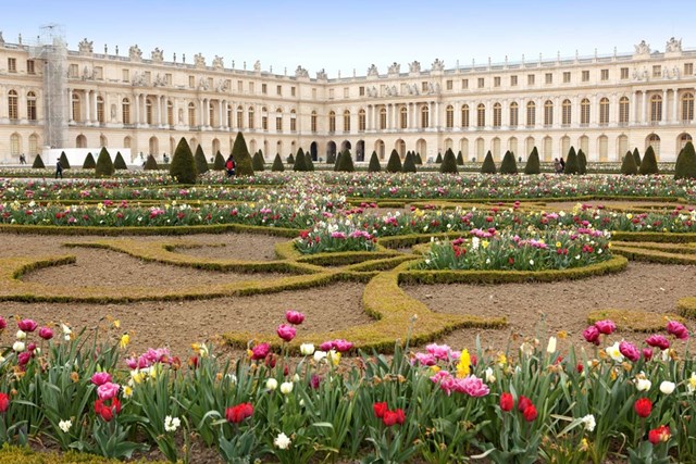 Versailles của Ph&aacute;p l&agrave; một trong c&aacute;c l&acirc;u đ&agrave;i đẹp v&agrave; lớn nhất tr&ecirc;n thế giới.