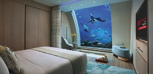 Resorts World Sentosa, Singapore: Kh&aacute;ch sạn n&agrave;y sở hữu 11 ph&ograve;ng Ocean Suite với thiết kế giống ng&ocirc;i nh&agrave; 2 tầng trong đ&oacute; ph&ograve;ng ngủ sẽ nằm ở dưới mặt nước. Điều n&agrave;y gi&uacute;p cho du kh&aacute;ch c&oacute; thể tận hưởng kỳ nghỉ dưới l&ograve;ng thủy cung lớn nhất thế giới SEA Aquarium tr&ecirc;n đảo Sentosa.