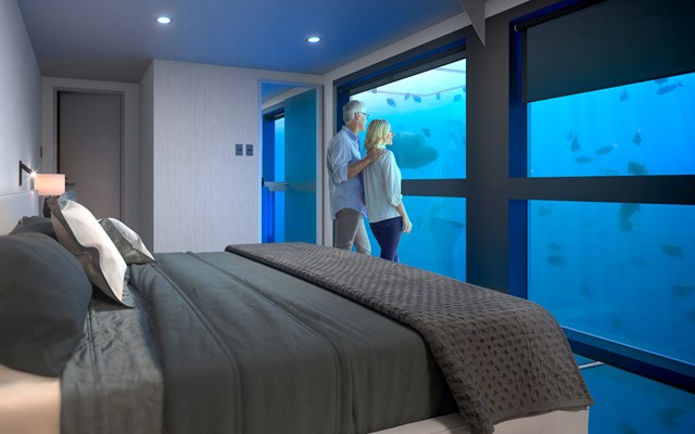 Để di chuyển đến khu vực khách sạn, du khách sẽ đi thuyền 3 tiếng từ bờ biển Airlie đến khu vực rặng san hô Great Barrier. Khách sạn có 2 phòng chính được thiết kế nằm dưới mặt nước hướng ra vịnh Great Barrier Reef.