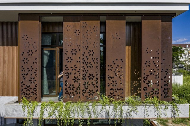 Những cửa lùa thép cắt CNC họa tiết không chỉ là điểm nhấn thẩm mỹ cho căn biệt thự xanh mà còn có tác dụng điều hòa lưu thông không khí bên trong công trình. 