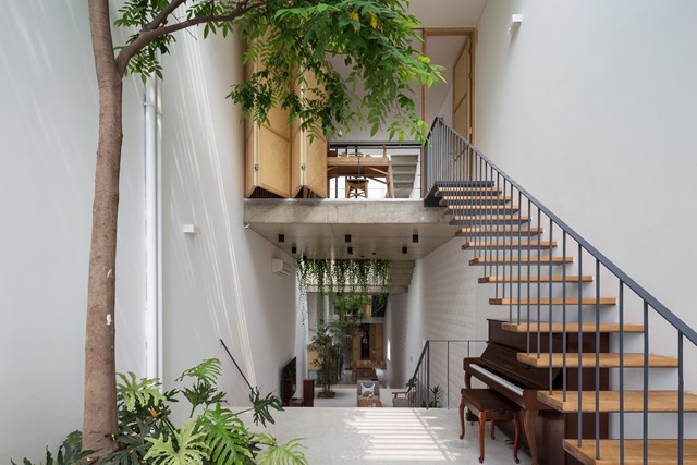 Bên trong căn nhà là 2 không gian chính: phần sinh hoạt chung và phần yên tĩnh. Trong đó cây xanh được bố trí khéo léo để kết nối các khu vực chức năng của ngôi nhà. 
