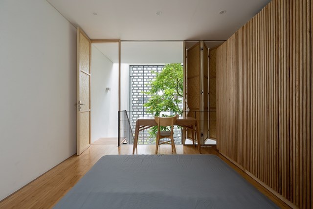Khu vực phòng ngủ nằm trên tầng 2 với góc nhìn hướng ra bức tường xanh gần mặt tiền đem đến sự thoải mái và thư giãn cho mỗi thành viên trong gia đình. 