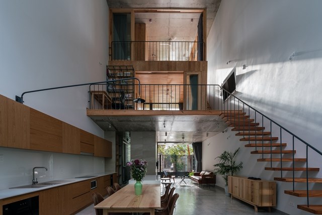Thiết kế của Bin&Bon House ưu tiên cho hai yếu tố ánh sáng và cây xanh nổi bật với mặt cắt phía trước như ruộng bậc thang. Trong đó khu vực bếp nằm ở vị trí trung tâm tầng 1, nơi có thể nhìn tới tất cả các vị trí trong nhà.