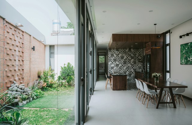 Một khu vườn nhỏ rộng 40m2 được thiết kế bên phải ngôi nhà nhằm đem lại không gian xanh thoáng mát. Từ phòng khách, nhà bếp cho đến phòng ăn đều thiết kế cửa kính lớn có thể nhìn ra khu vườn nhỏ. 