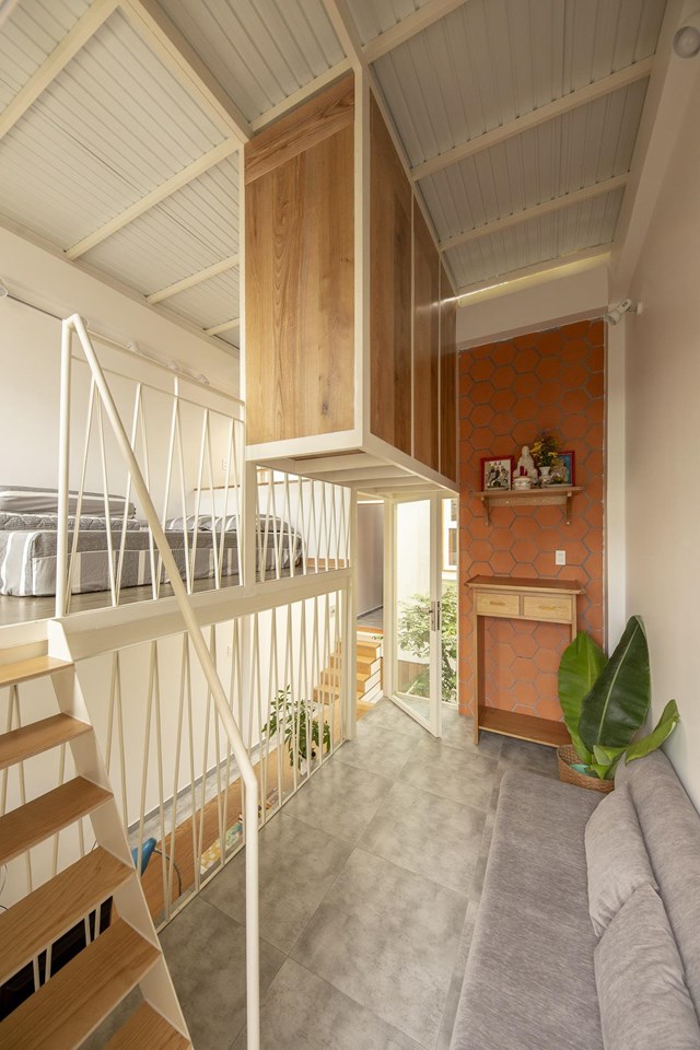 Phòng ngủ và phòng học của con trai được bố trí lệch tầng với khu vực sinh hoạt chung để tối ưu hóa không gian. 