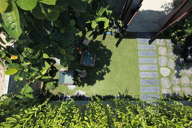 Theo nhóm thiết kế, ngôi nhà ưu tiên đến vẻ đẹp tự nhiên, gần gũi, gắn bó với thiên nhiên. Cây trồng được phủ xanh xung quanh ngôi nhà để tránh nóng, điều hòa không khí và tránh ô nhiễm bên ngoài.