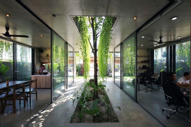 SKB Office được chia ra 3 không gian chính bao gồm khu vực văn phòng, khu vực nhà ở và khoảng sân ngoài trời. Mỗi không gian đều chú trọng đến yếu tố kết nối với thiên nhiên và cây xanh. 