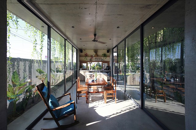 Khu vực nhà ở chủ yếu sử dụng nội thất màu nâu gỗ với thiết kế đơn giản kết hợp với cửa kính lớn có thể nhìn ra vườn treo và khu văn phòng. 
