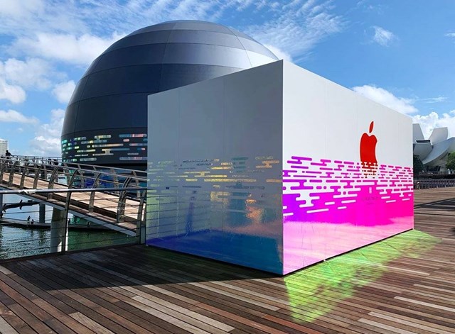 Hôm 24/8, gã khổng lồ công nghệ Apple đã thông báo trên trang web của mình về việc hãng sẽ sớm khai trương cửa hàng nổi trên mặt nước đầu tiên tại vịnh Marina Bay Sands, Singapore.
