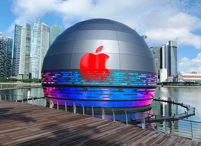 Cửa hàng mới của “táo khuyết” được thiết kế hình cầu với hệ thống ánh sáng đèn neon bao phủ xung quanh trong đó logo Apple nổi bật ở chính giữa. Đại diện của hãng cho biết đây là cửa hàng Apple đầu tiên nổi trên mặt nước với thiết kế độc đáo chưa từng có. 