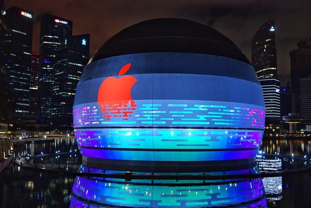 Với kiến trúc độc đáo, Apple Store thứ 3 tại Singapore dự kiến sẽ trở thành địa điểm thu hút nhiều du khách đặc biệt vào buổi tối khi hệ thống đèn của cửa hàng sáng lấp lánh.  