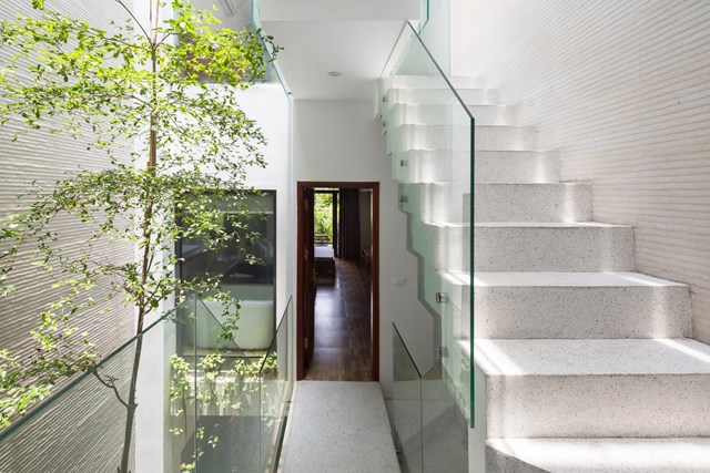 Không gian chính trong ngôi nhà được chia thành hai khu vực riêng biệt, kết nối với nhau bằng cầu thang đặt giữa nhà. 
